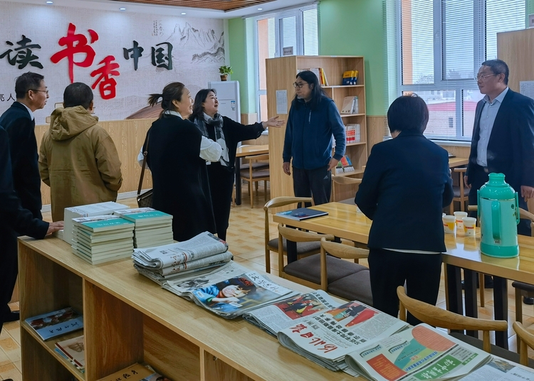 圖片默認標題_fororder_全體教師共同參觀圖書館 攝影 楊峰