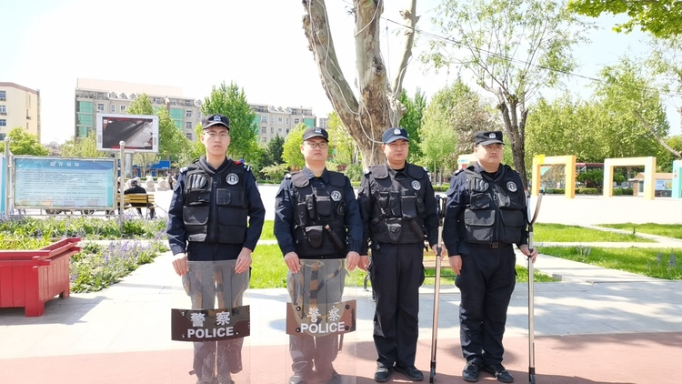 圖片默認標題_fororder_滿城區特巡警大隊在區人民廣場巡邏 攝影 袁野