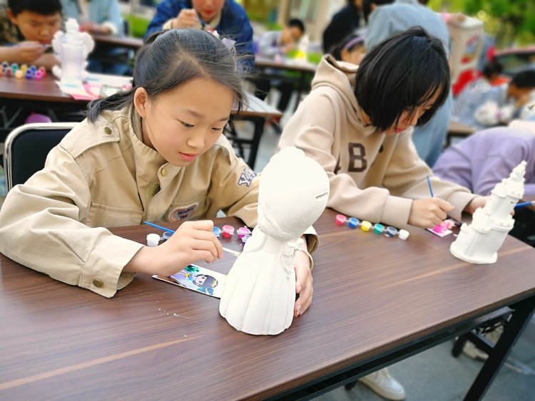 保定市滿城區：七彩陶瓷繪夢想 童趣剪紙綻光芒_fororder_孩子們製作雕塑作品 攝影 單媛媛