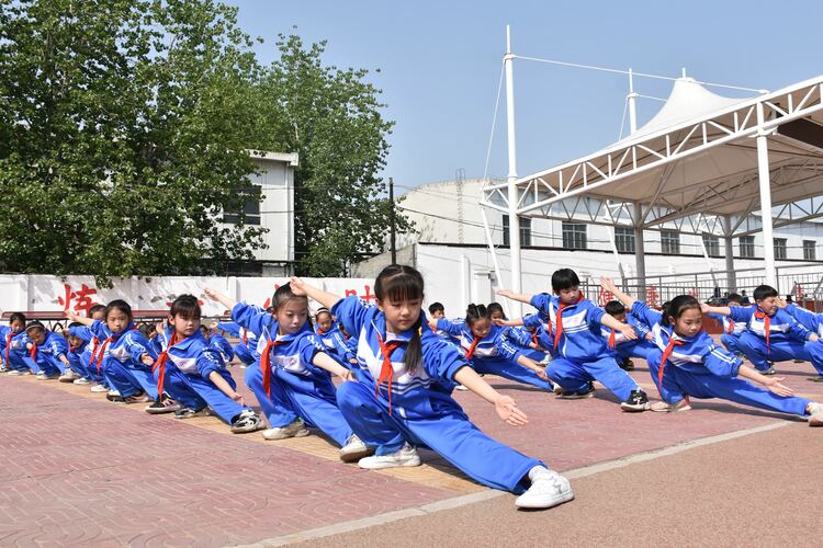圖片默認標題_fororder_清苑區第三小學武術社團學生正在參加訓練。 趙琪攝.JPG