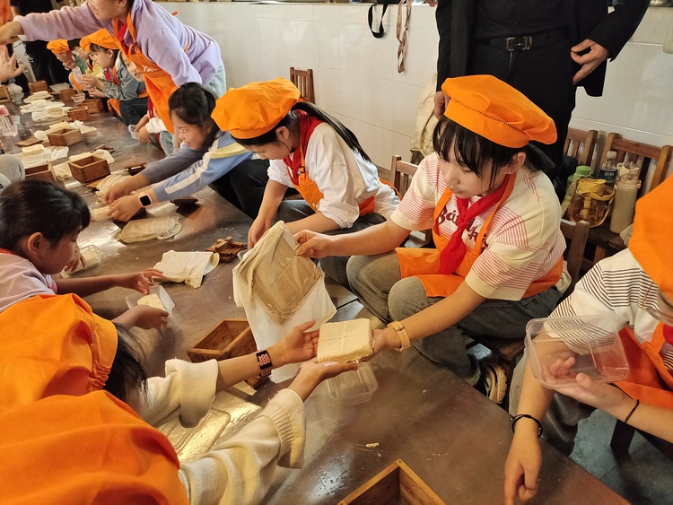 圖片默認標題_fororder_同學們用石磨磨豆腐