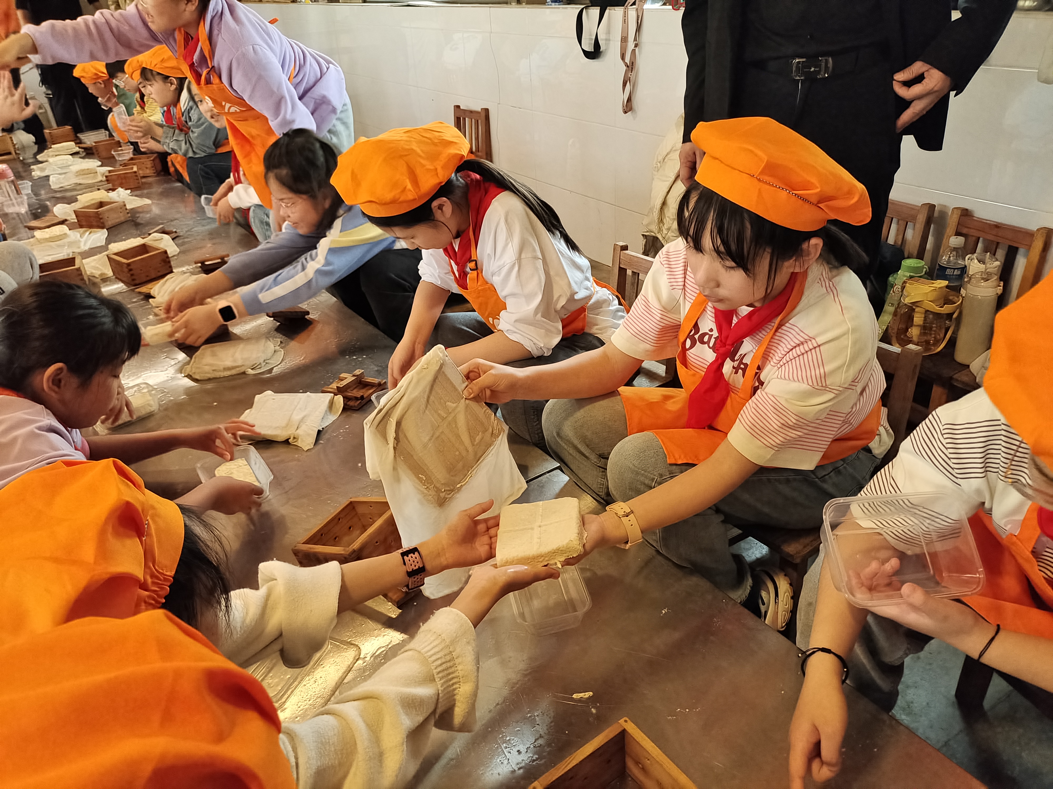 圖片默認標題_fororder_同學們用石磨磨豆腐