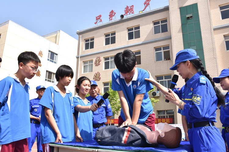 （原創）河北清苑：織密中小學生“防溺水”安全防護網_fororder_藍天救援隊志願者指導學生進行心肺復蘇。 趙琪攝.JPG