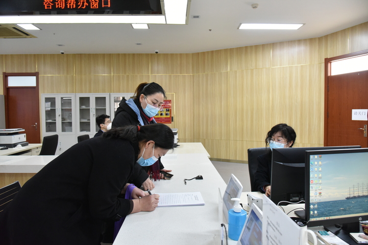 （原創）石家莊裕華區行政審批局：多措並舉 助推政務服務提質增效_fororder_辦事人員進行信息填寫.JPG