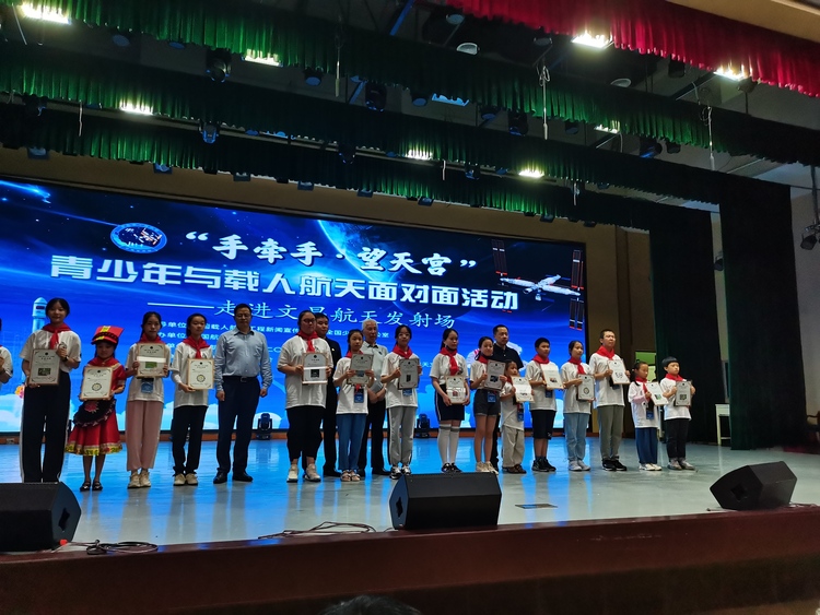圖片默認標題_fororder_張睿恩在天宮畫展頒獎現場領獎