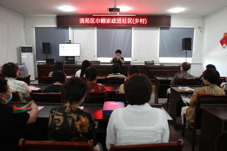 （原創）河北清苑：大棚葡萄種出致富好“錢”景_fororder_家政講師演示0—3歲嬰幼兒手指操。王磊 攝