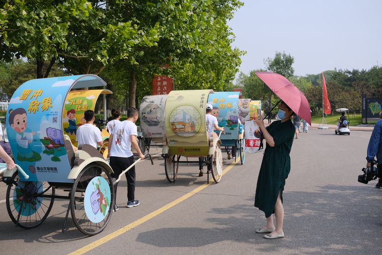 歡“孝”共慶父親節 唐山青年人力車拉載父親遊南湖_fororder_微信圖片_20230618155900