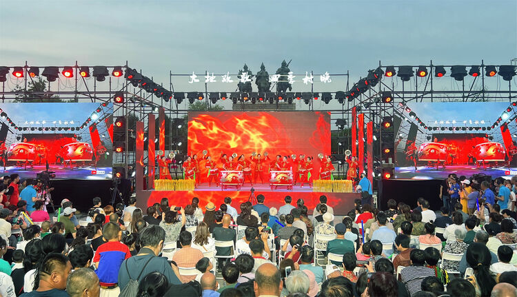 （原創）河北涿州：“四季村晚”打造鄉村振興新載體_fororder_晚會開場鼓舞《忠義戰鼓》。張亞南攝