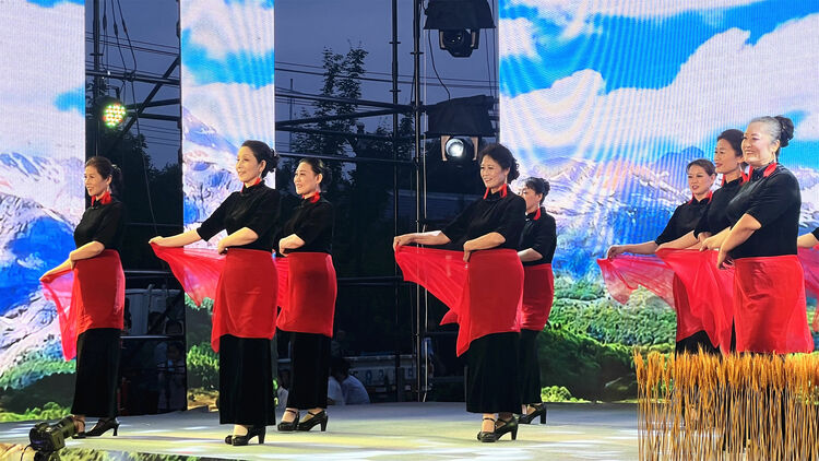 （原創）河北涿州：“四季村晚”打造鄉村振興新載體_fororder_精彩節目模特秀表演。張亞南攝
