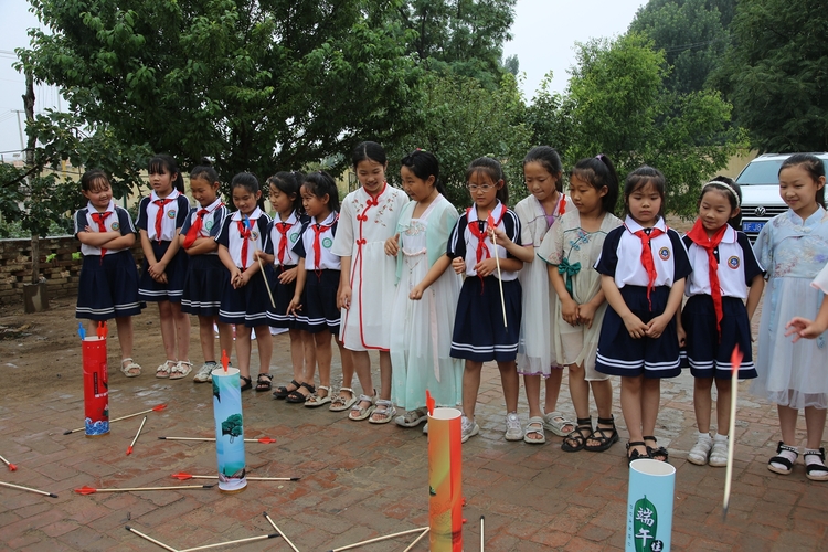 圖片默認標題_fororder_學生們體驗投壺遊戲 攝影 楊建朋