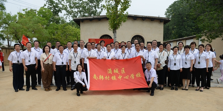 圖片默認標題_fororder_參觀七屆二中全會會址 攝影 張滿生