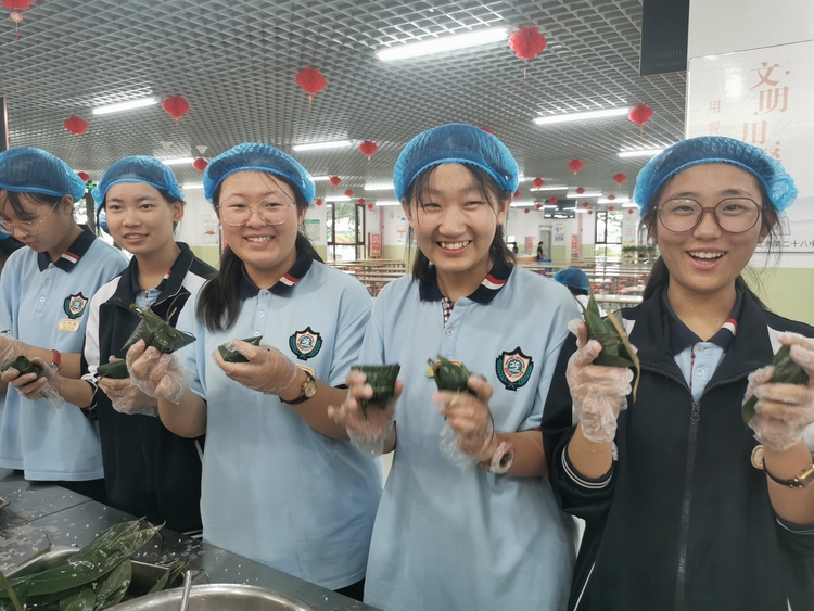 圖片默認標題_fororder_保定市第二十八中學學生展示製作的粽子 攝影 賈俊傑