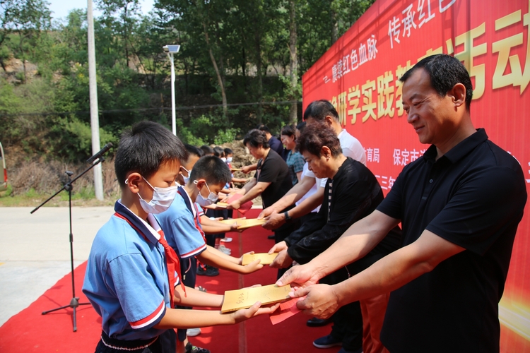 圖片默認標題_fororder_滿城區劉家臺鄉紅色研學實踐教育活動啟動儀式現場捐贈紅色圖書《紅色熱土》 攝影 袁野