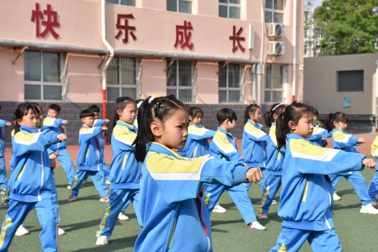 圖片默認標題_fororder_清苑區第二小學學生練習軍體拳，動作整齊劃一。 趙琪攝