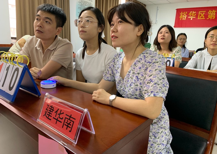 石家莊裕華區開展第二屆綜合知識競賽活動_fororder_選手們正在思考問題