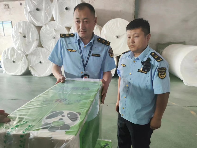 保定市滿城區：執法記錄儀讓隨機檢查不隨意_fororder_滿城區市場監管部門對紙産品進行品質監督檢查 攝影 許昆