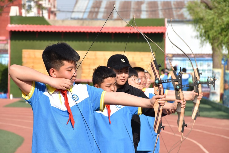 圖片默認標題_fororder_清苑區第二小學學生神情專注，舉弓瞄準靶心，進行射箭訓練。 趙琪攝.JPG
