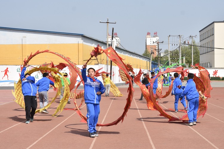 圖片默認標題_fororder_清苑區第三小學學生在專業教練的指導下練習舞龍，增強體魄。 趙琪攝.JPG