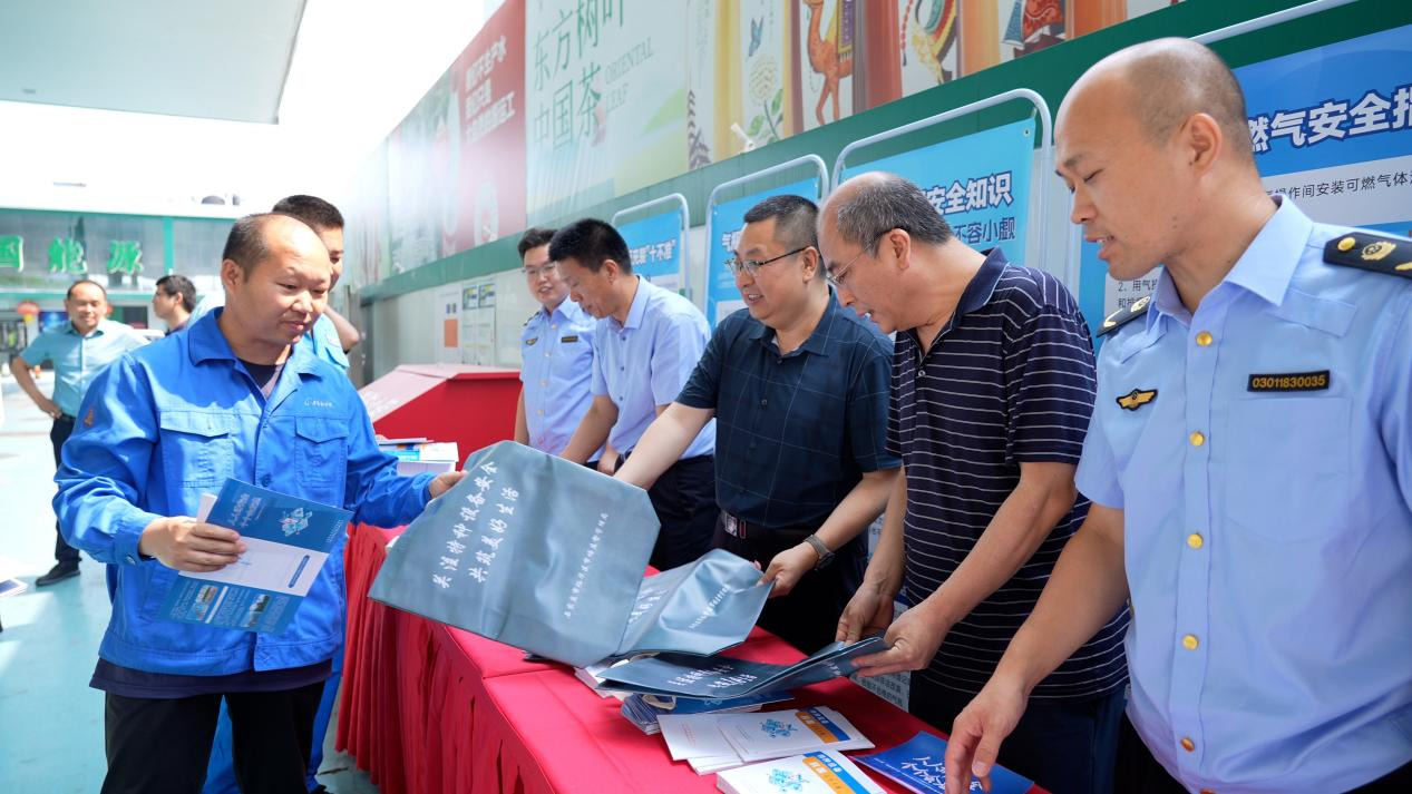 河北省市區三級市場監管局聯合開展特種設備安全進企業暨壓縮天然氣泄漏應急演練活動_fororder_活動中發放特種設備宣傳材料
