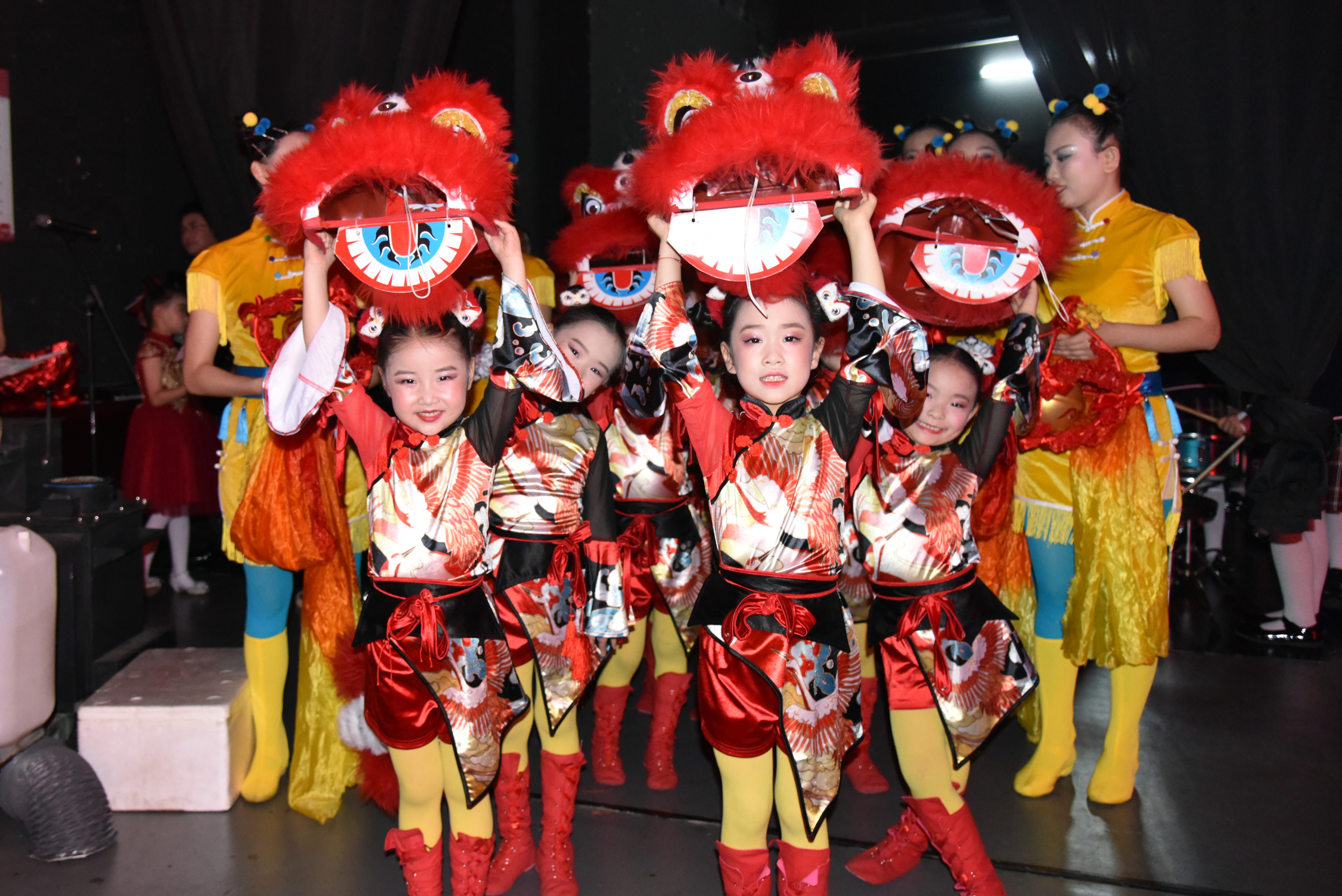（原創）石家莊裕華區：第十屆中小學幼兒園藝術節在懷特藝術中心拉開帷幕_fororder_候場的小朋友們（1）.JPG