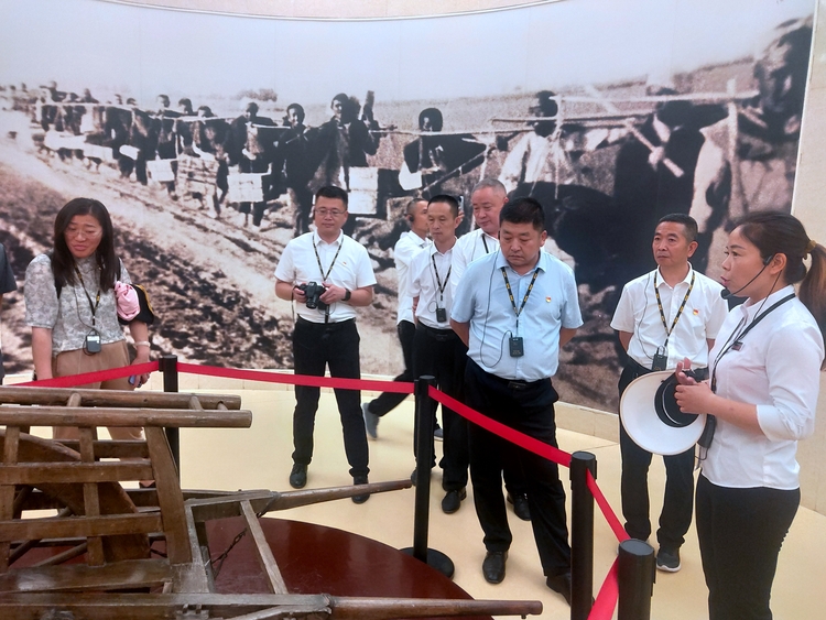 保定市滿城區：傳承革命精神 重溫“趕考”初心_fororder_參觀革命遺跡 攝影 許志堅