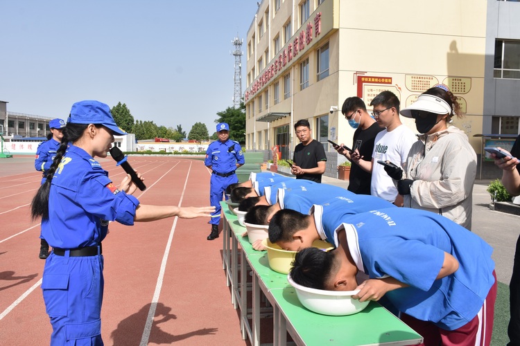 （原創）河北清苑：織密中小學生“防溺水”安全防護網_fororder_同學們在藍天救援隊志願者的指導下進行憋氣練習。 趙琪攝.JPG