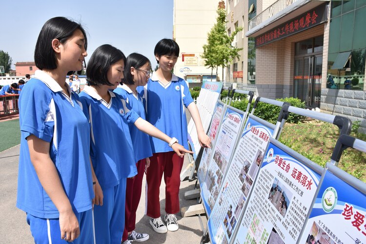 （原創）河北清苑：織密中小學生“防溺水”安全防護網_fororder_同學們觀看防溺水宣傳展板。 趙琪攝.JPG