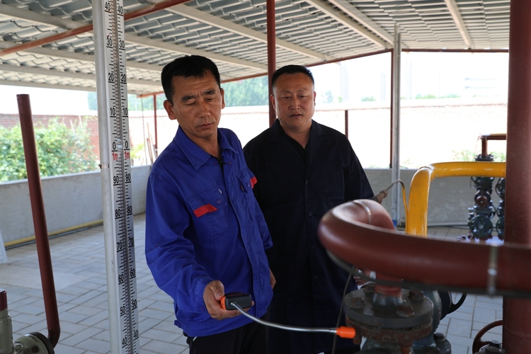 （原創）保定市滿城區：擰緊“安全閥”隱患大排查_fororder_對液化氣站儲罐閥門、壓力錶洩露裝置檢測 攝影 袁野.JPG