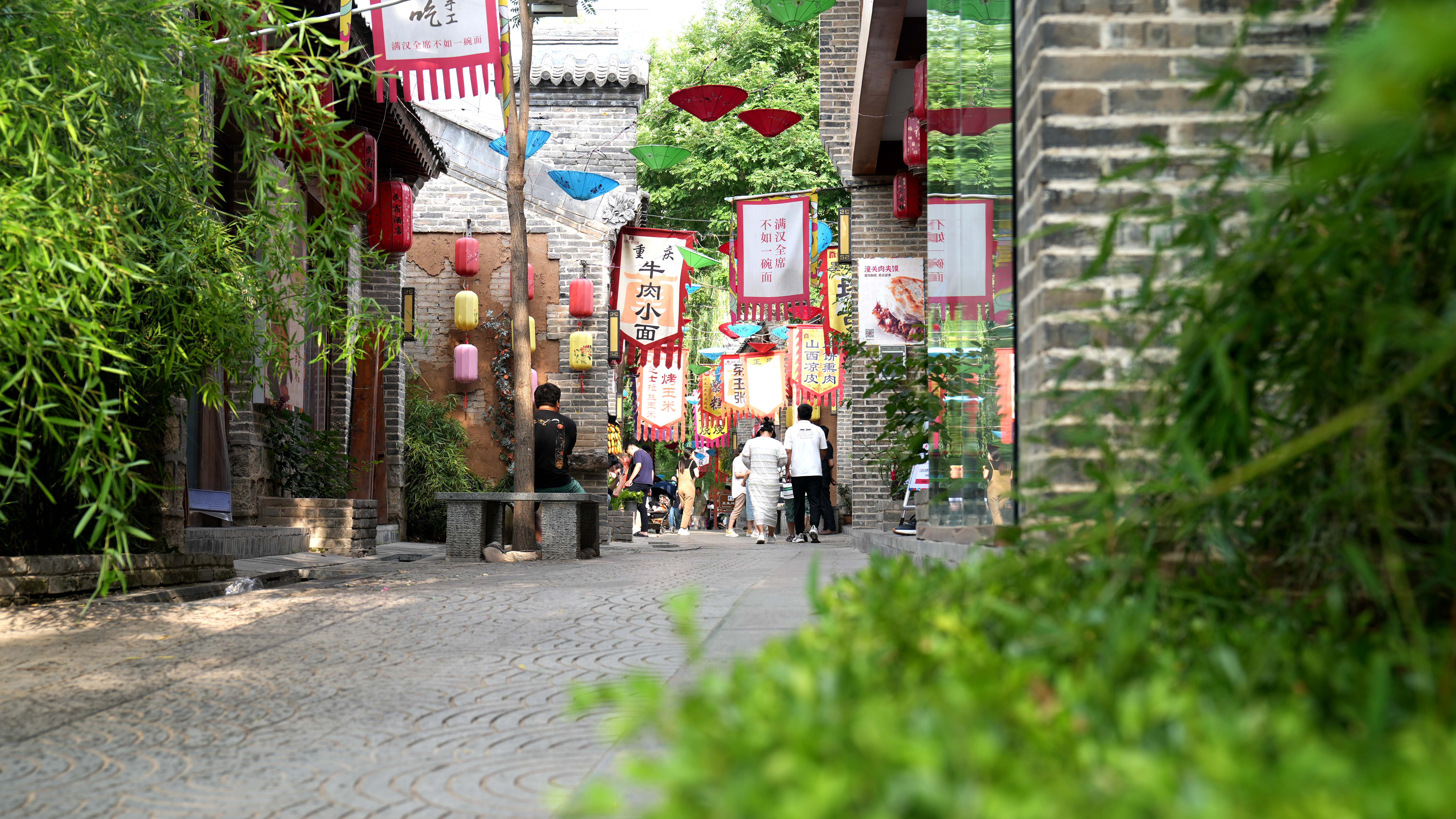 圖片默認標題_fororder_遊客穿梭在唐堯古鎮遊覽美景.JPG