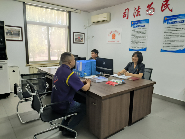 圖片默認標題_fororder_清苑區人民法院法官到清苑區經濟園區法官工作站為企業代表解答法律問題。攝影 王磊