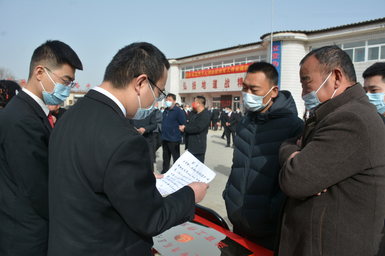 圖片默認標題_fororder_清苑區人民法院法官工作站法官為群眾提供法律諮詢服務（資料圖）。攝影 王磊
