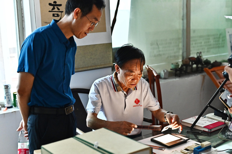 （原創）河北安國：文化名家舉辦“藥都四季”攝影作品展_fororder_王幸來整理多年前拍攝的老照片。王幸來供圖