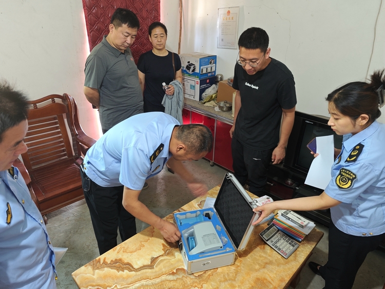 （原創）保定市滿城區：全力以赴推進夏糧收購工作_fororder_滿城區發改局聯合市場監管局對計量器具進行檢查 攝影 葛子凡