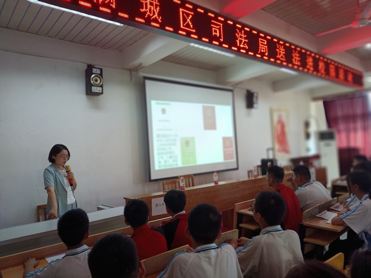 圖片默認標題_fororder_滿城區司法局工作人員為學生講解法律知識 攝影 石慶輝