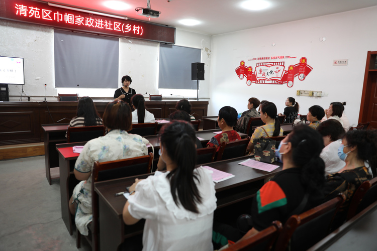（原創）河北清苑：大棚葡萄種出致富好“錢”景_fororder_家政講師為婦女分析家政服務行業發展前景、就業情況。王磊 攝
