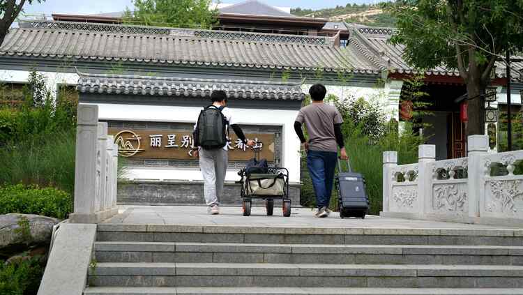 圖片默認標題_fororder_遊客前來慶都山唐堯古鎮民宿辦理入住.JPG