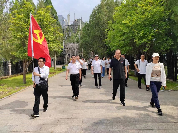 圖片默認標題_fororder_石井鄉中心校黨員代表走進抗日戰爭紀念館 攝影 王建峰