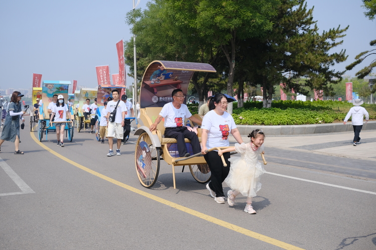 歡“孝”共慶父親節 唐山青年人力車拉載父親遊南湖_fororder_微信圖片_20230618155855