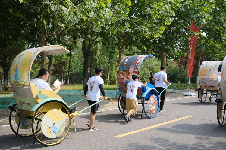 歡“孝”共慶父親節 唐山青年人力車拉載父親遊南湖_fororder_微信圖片_20230618155908