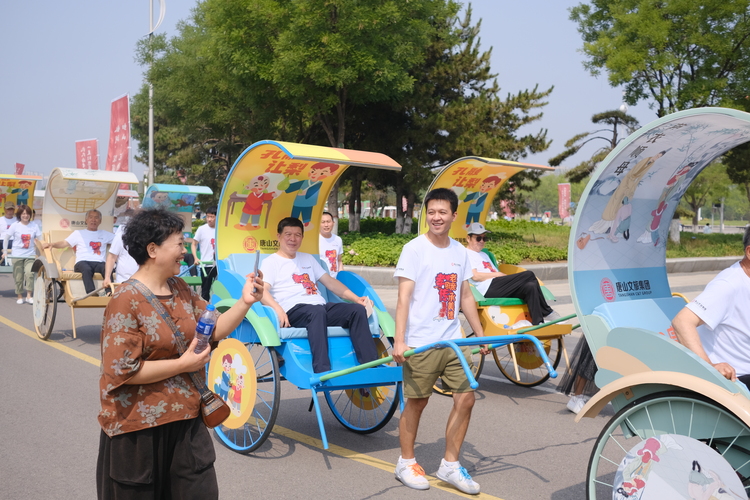 歡“孝”共慶父親節 唐山青年人力車拉載父親遊南湖_fororder_微信圖片_20230618155904
