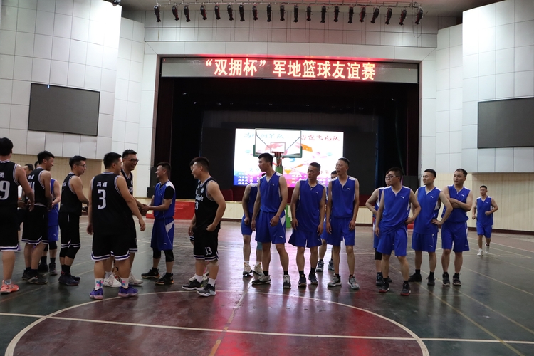 圖片默認標題_fororder_兩隊隊員握手問好 攝影 鄭成龍