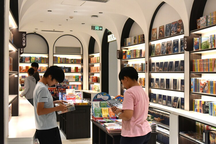 （原創）石家莊市裕華區：書城迎來暑期消夏熱_fororder_在鐘書閣內，學生們認真閱讀書籍1.JPG