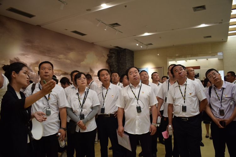 圖片默認標題_fororder_參觀革命紀念館 攝影 張滿生 (2)