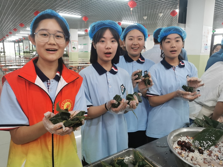 圖片默認標題_fororder_學生展示手包的粽子 攝影 賈俊傑