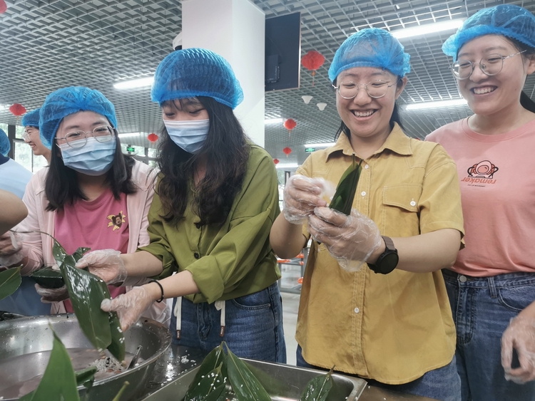 圖片默認標題_fororder_保定市第二十八中學教師手包粽子 攝影 賈俊傑