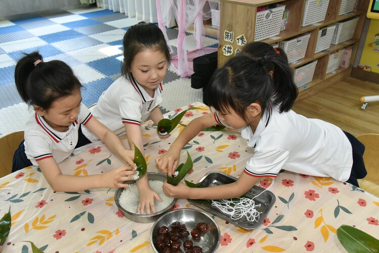 石家莊裕華區：幼兒園萌娃歡樂過端午_fororder_小朋友們動手實踐包粽子2.JPG