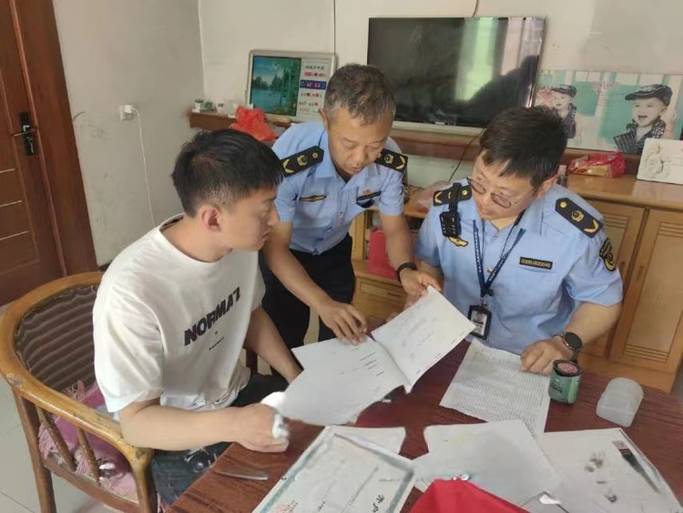 保定市滿城區：執法記錄儀讓隨機檢查不隨意_fororder_滿城區市場監管部門開展産品品質監督隨機檢查 攝影 許昆