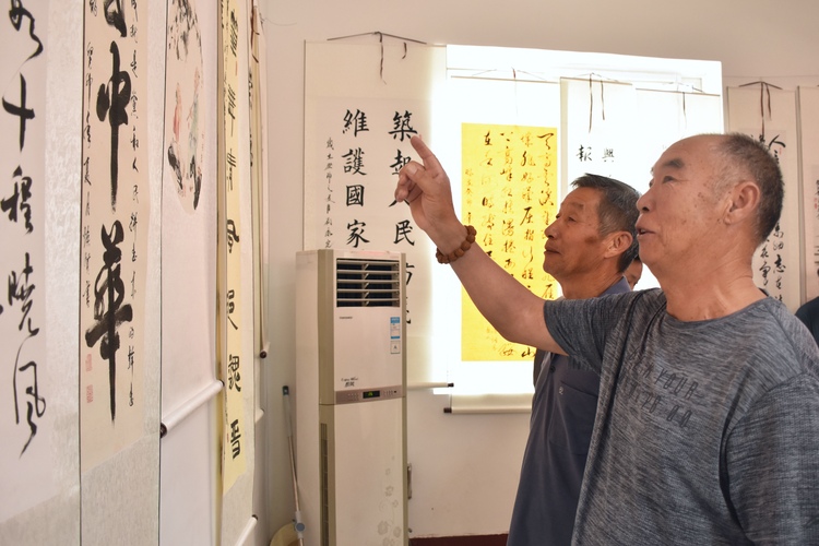 河北清苑：農民書畫展秀出鄉村新風貌_fororder_村民參觀書畫展。 趙琪攝 - 副本.JPG