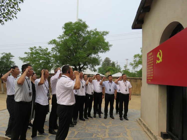 保定市滿城區：傳承革命精神 重溫“趕考”初心_fororder_在黨旗下重溫入黨誓詞 攝影 許志堅