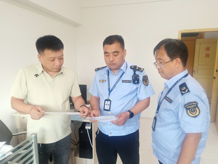 保定市滿城區：執法記錄儀讓隨機檢查不隨意_fororder_滿城區市場監管部門開展公示信息隨機檢查 攝影 賈林靜